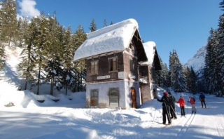  Zwischen verschneiten Wegen 